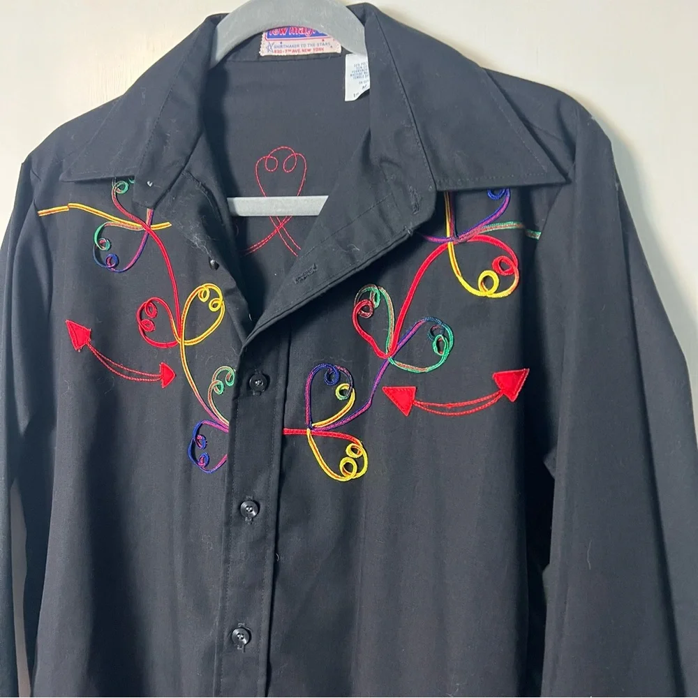 Lew Magram – Men’s Black Western Shirt Rainbow Embroidery Arrows 70s Style Sz. M